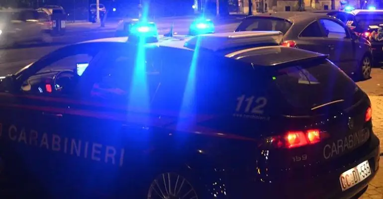 Aggredisce carabinieri 