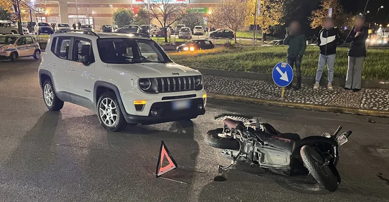 Colleferro. Incidente su una rotatoria di Via Fontana dell’Oste. Coinvolti uno scooter ed una Jeep. Trasportati in ospedale i due a bordo del due ruote